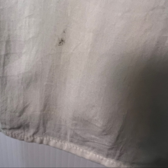 GAP Ruffle Top. 100% Viscose. Size Large. Sleeveless. Small ink spot - Picture 6 of 6